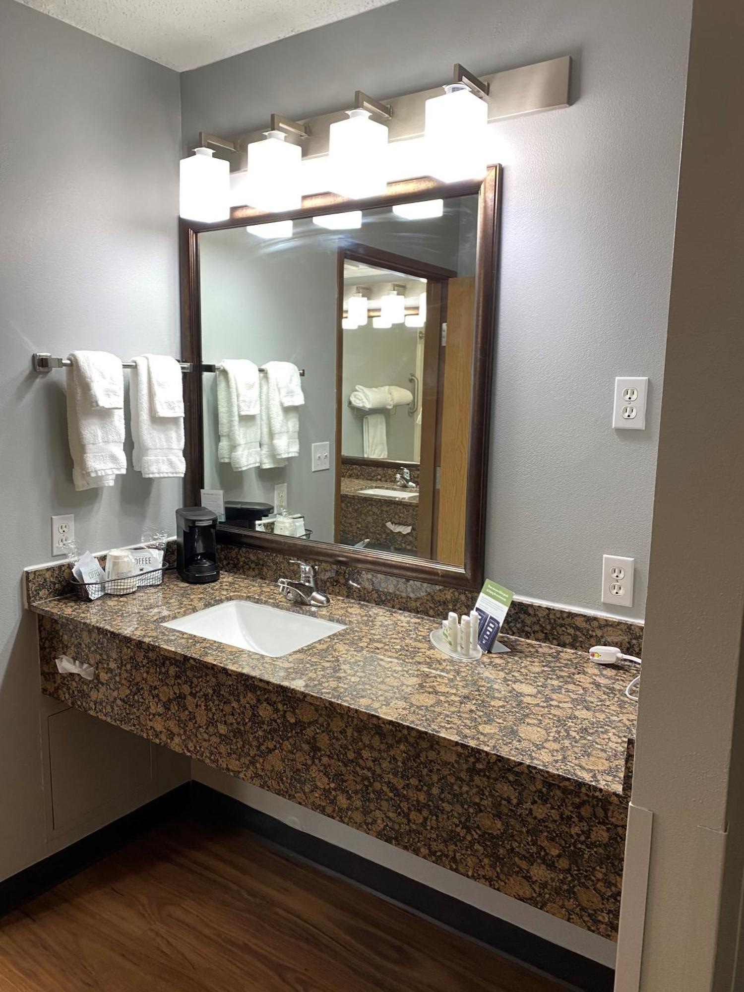 Americinn By Wyndham Webster City Экстерьер фото